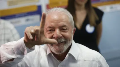 
		Lula fará exames na garganta neste domingo e depois segue para Brasília