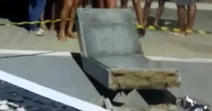 
		Placa de mármore de estrutura de praça cai e mata criança