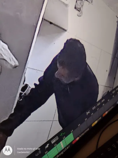 
		Homem é agredido após roubar celular em panificadora e tentar se esconder em academia de Goiânia