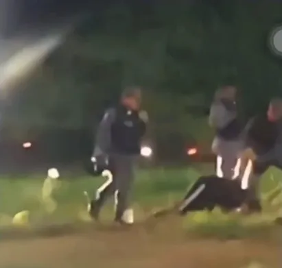 
		Motociclista algemado é jogado em vala por policiais; vídeo