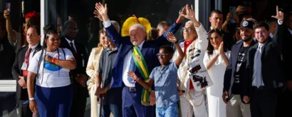 
			Lula da Silva, Janja, Geraldo Alckmin e representantes da sociedade sobem a rampa do Planalto