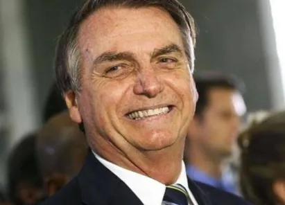 
		Bolsonaro gasta mais de R$ 27 milhões no cartão. Veja onde