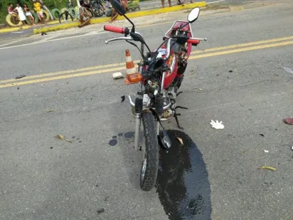 
		Motociclista morre após bater em viatura da PM