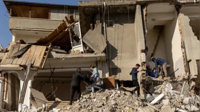 
		Uma semana após terremoto na Turquia, equipe resgata jovem com vida