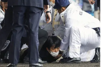 
		Emergência no Japão: Primeiro-ministro é Evacuado de Evento Após Explosão