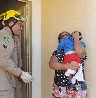 
		Bebê resgatado por bombeiros após ficar preso em grade de janela em Senador Canedo