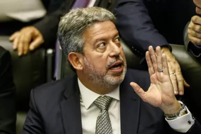 
		Centrão pressiona Lula para tirar Nísia Trindade do Ministério da Saúde