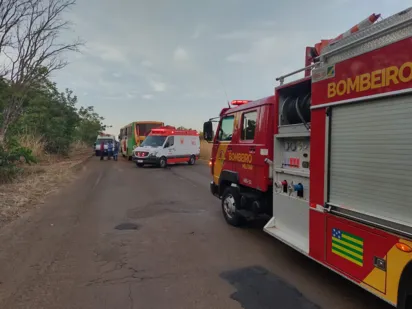 
		Colisão entre carreta e ônibus deixa feridos em Mineiros