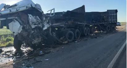 
		Caminhões batem de frente e motoristas morrem