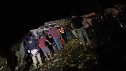 
		Colisão entre um caminhão e um ônibus de turismo mata 24 pessoas