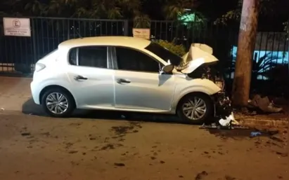 
		Delegado morre após seu carro colidir contra poste em Goiânia