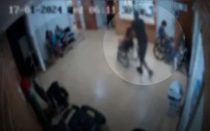 
		Vídeo mostra quando ex deixa jovem em unidade de saúde na cadeira de rodas