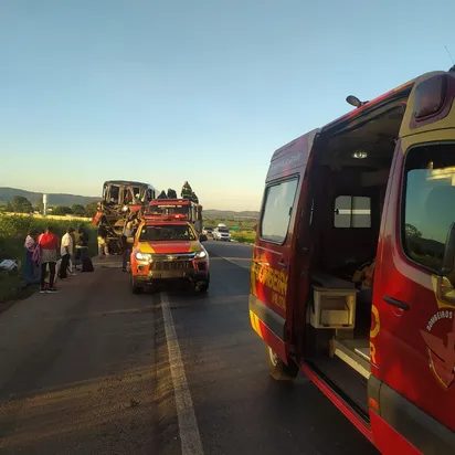 
		Colisão entre ônibus e carreta deixa 18 feridos seis ficaram presos nas ferragens