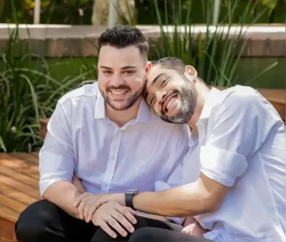 
		Casal gay faz denuncia de homofobia contra loja que se recusou a fazer convites de casamentos