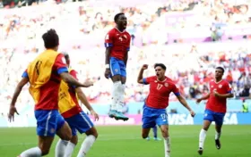 Imagem ilustrativa da imagem A Costa Rica vence o Japão e embola o grupo E da Copa do Mundo