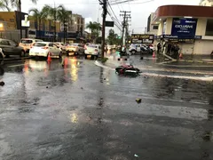 Imagem ilustrativa da imagem Acidente envolvendo um carro e duas motocicletas deixa um morto e dois feridos, em Goiânia
