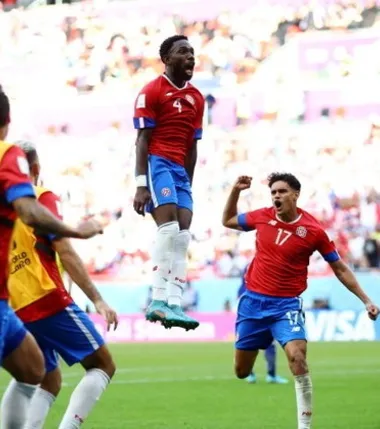 Imagem ilustrativa da imagem A Costa Rica vence o Japão e embola o grupo E da Copa do Mundo