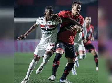 Imagem ilustrativa da imagem Nos acréscimos ,Atlético Goianiense perde para o São Paulo