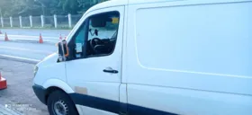 Imagem ilustrativa da imagem No improviso, condutor usa espelho ao invés de retrovisor em Goiás