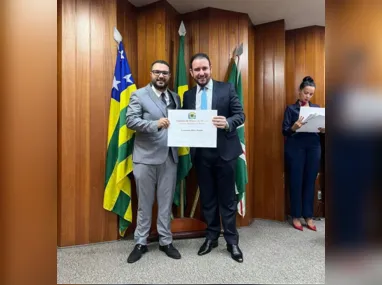 Imagem ilustrativa da imagem Advogado e professor Leonardo Silva Araújo recebe homenagem na Câmara Municipal