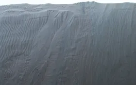 Imagem ilustrativa da imagem Fotos inéditas das dunas de areia preta de Marte divulgadas