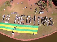 Imagem ilustrativa da imagem Manifestantes montam painel humano durante ato contra corrupção em Goiânia