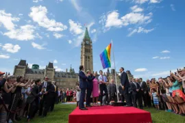 Imagem ilustrativa da imagem Primeiro-ministro do Canadá hasteia bandeira do orgulho LGBT pela primeira vez
