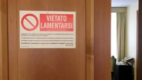 Imagem ilustrativa da imagem Papa Francisco coloca aviso incomum na porta do quarto