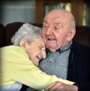 Imagem ilustrativa da imagem Mãe de 98 anos se muda para asílo para cuidar de filho de 80