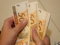 Imagem ilustrativa da imagem Governo propõe salário mínimo de R$ 1.002 para o próximo ano