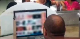 Imagem ilustrativa da imagem Vídeo mostra servidor público assistindo pornografia na recepção de UPA