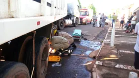 Imagem ilustrativa da imagem Acidente entre moto e carreta deixa motociclista gravemente ferida em Goiás