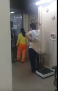 Imagem ilustrativa da imagem Vídeo mostra paciente ameaçando funcionários de unidade de saúde com facão