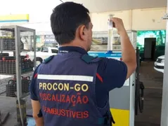 Imagem ilustrativa da imagem Procon-GO e Sefaz fiscalizam postos de combustíveis em Goiânia