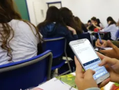 Imagem ilustrativa da imagem Governo francês vai banir celulares em salas de aula