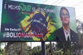 Imagem ilustrativa da imagem Bolsonaro amanhece maquiado e com brincos em outdoor