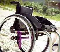 Imagem ilustrativa da imagem Homem passa 43 anos em uma cadeira de rodas por conta de um diagnóstico errado