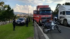 Imagem ilustrativa da imagem Homem rouba caminhão de Gustavo Lima e faz motorista e filho de 10 anos reféns