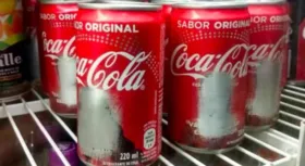 Imagem ilustrativa da imagem Dono de lanchonete raspa imagem de artistas em latas da Coca-Cola