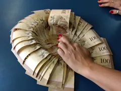 Imagem ilustrativa da imagem Catador encontra dinheiro venezuelano no lixo, mas não consegue realizar troca