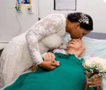 Imagem ilustrativa da imagem Noiva sai correndo de casamento para que mãe internada de 92 anos pudesse vê-la com vestido 