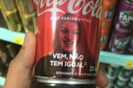 Imagem ilustrativa da imagem Coca-Cola estampa Pablo Vittar no rótulo das latas