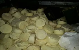 Imagem ilustrativa da imagem PRF apreende duas toneladas de queijo vencido e prende homem em Uruaçu
