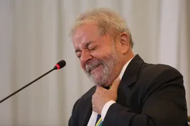 Imagem ilustrativa da imagem Advogado solicita a tribunal que passaporte de Lula seja recolhido