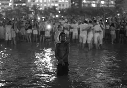 Imagem ilustrativa da imagem Fotógrafo encontra menino da imagem viral do Réveillon de Copacabana