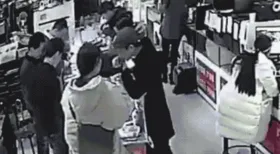 Imagem ilustrativa da imagem Homem morde bateria de celular e causa explosão em loja. Confira o vídeo