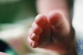 Imagem ilustrativa da imagem Mãe abandona recém-nascido após dar à luz na calçada