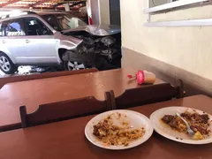 Imagem ilustrativa da imagem Após bater o carro, motorista perde controle da direção e invade restaurante no Centro de Goiânia