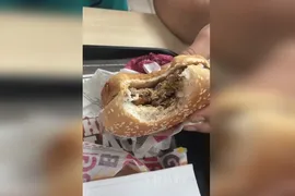 Imagem ilustrativa da imagem Clientes encontram larvas em hambúrguer de franquia de fast food