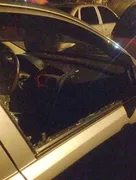 Imagem ilustrativa da imagem Policiais quebram vidro de carro para retirar criança trancada pelos pais